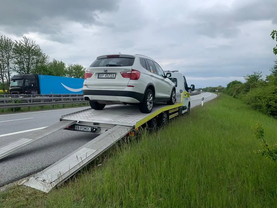 Załadunek samochodu na lawetę